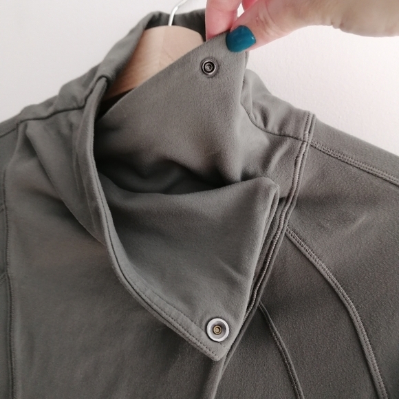 Lululemon Rulu Rally Wrap in Grey Sage 2 - Picture 8 of 16